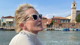 Sharon Stone acqua e sapone con i capelli al vento: una dea a Venezia