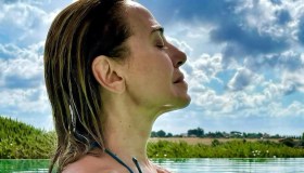 L’estate di Barbara D’Urso tra costumi, shorts e abiti romantici