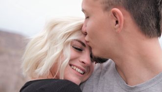 Masturbarsi insieme: perché fa bene alla coppia e come vincere la timidezza