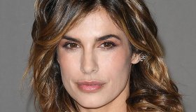 Elisabetta Canalis torna in tv con Vite da Copertina: il suo abito sottoveste è intrigante