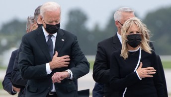 Jill Biden, look a lutto e gaffe di suo marito Joe