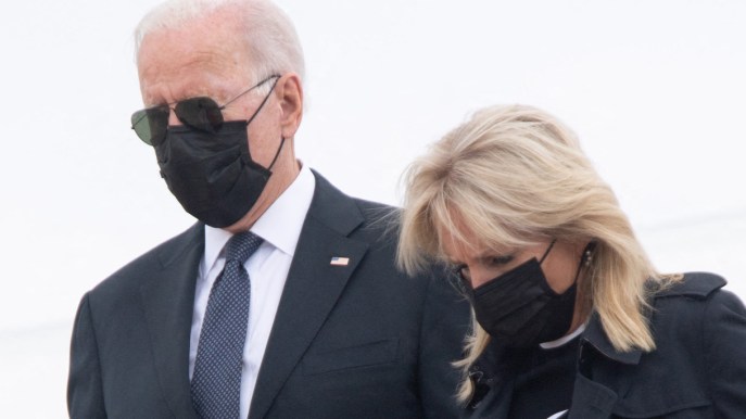 Joe Biden, gaffe alla cerimonia per i soldati morti in Afghanistan. Jill non se ne accorge