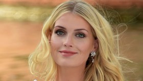 Kitty Spencer divina in bianco: è lei la vera erede di Diana