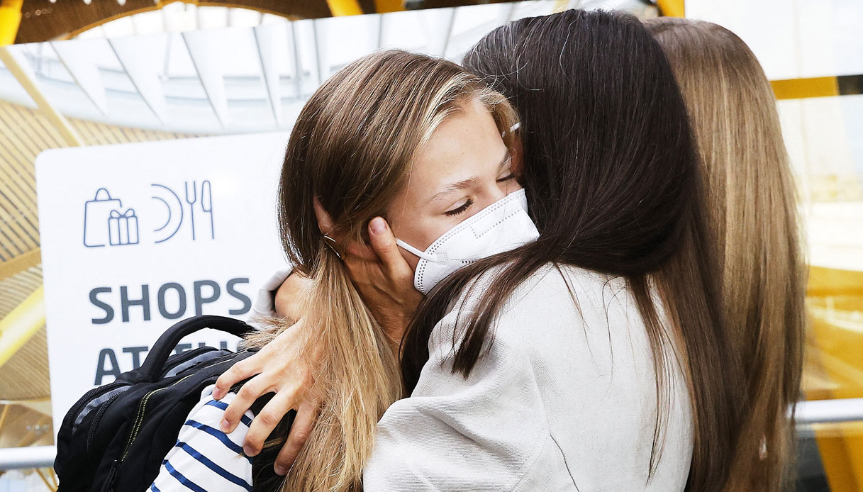 Letizia of Spain, her daughter Leonor leaves for college: farewell photo