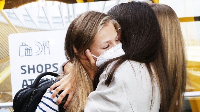 Letizia di Spagna, la figlia Leonor parte per il college: foto dell’addio