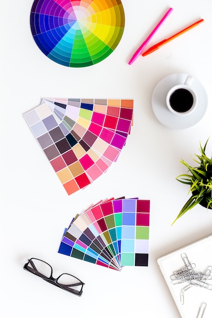 scrivania con palette colori