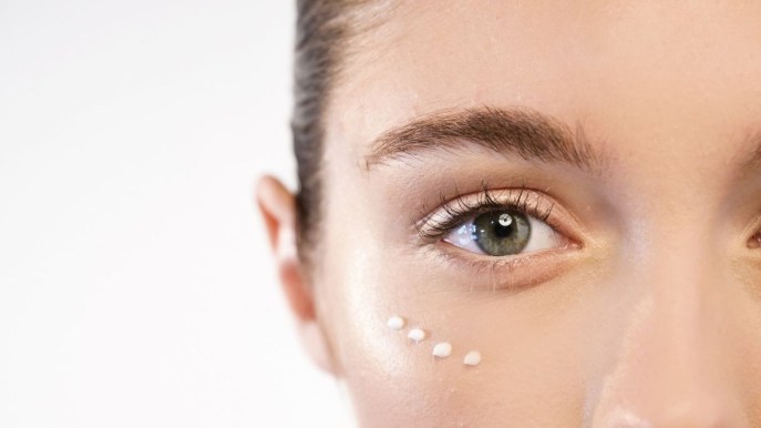 Come applicare la crema contorno occhi per uno sguardo riposato