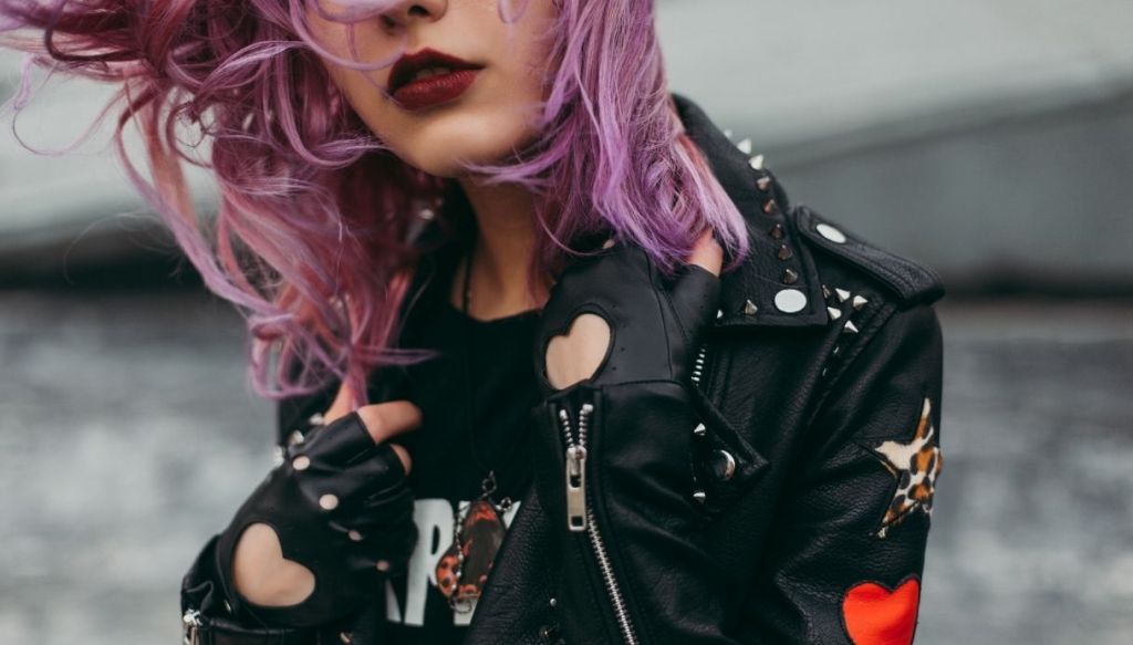 ragazza capelli colorati viola lilla rossetto bordeaux