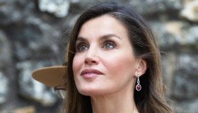 Letizia di Spagna, nuovo capo nel suo guardaroba: l’abito azzurro polvere è una favola