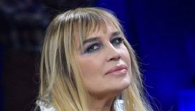 Lory Del Santo dalla Bortone: mini dress a 63 anni