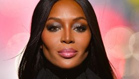 Naomi Campbell, a 51 anni in topless e jeans: è sempre la Venere Nera
