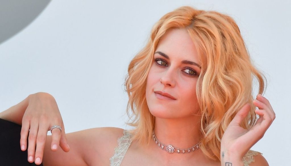 Kristen Stewart capelli biondi capelli gialli Festival Cinema Venezia 2021