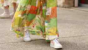 Long dress e sneakers, le combinazioni vincenti