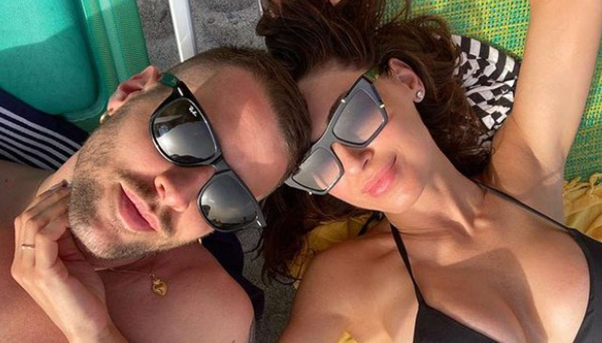 Anna Tatangelo in bikini con Livio Cori: la foto di coppia su Instagram