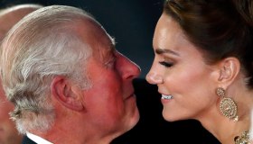 Kate Middleton, il bacio a Carlo sul red carpet crea imbarazzo