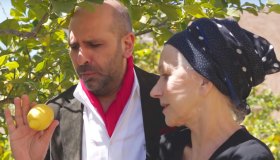 Helen Mirren e Checco Zalone, show al Bif&st: lei s’incastra e lui la bacia