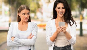 Sindrome di Procuste, la malattia delle invidiose che odiano chi ha successo