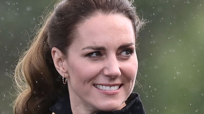 Kate Middleton, cambio di look: prima il tailleur da 1.500 euro poi la tuta