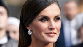 Letizia di Spagna osa troppo: tailleur-pigiama e lingerie. Ma la t-shirt è perfetta