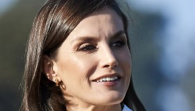 Letizia di Spagna magnetica con l’abito bianco a pois: made in Italy