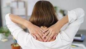 5 esercizi per allenare i muscoli delle spalle a casa