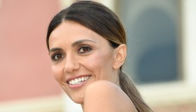 Venezia 2021, Serena Rossi in rosa seduce tra le onde. E poi sceglie il tailleur di tendenza