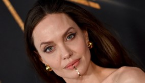 Angelina Jolie sul red carpet con i figli: è eterea