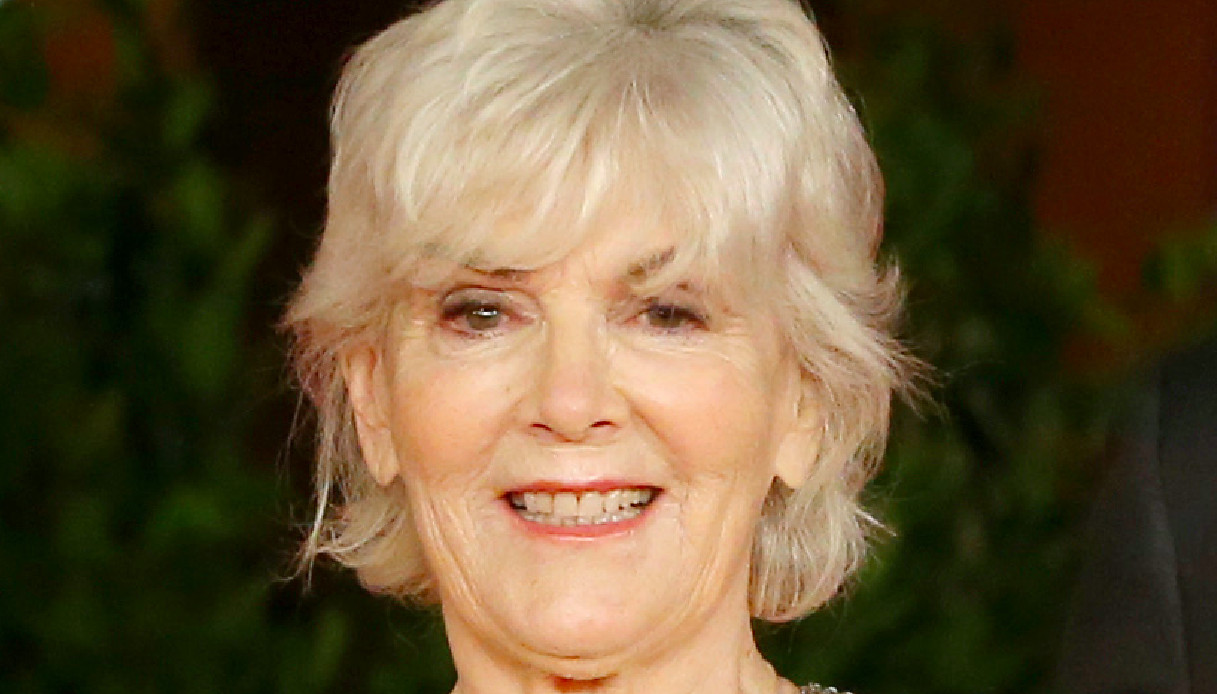 Caterina Caselli si racconta in un film: il suicidio del padre, la carriera e l’amore