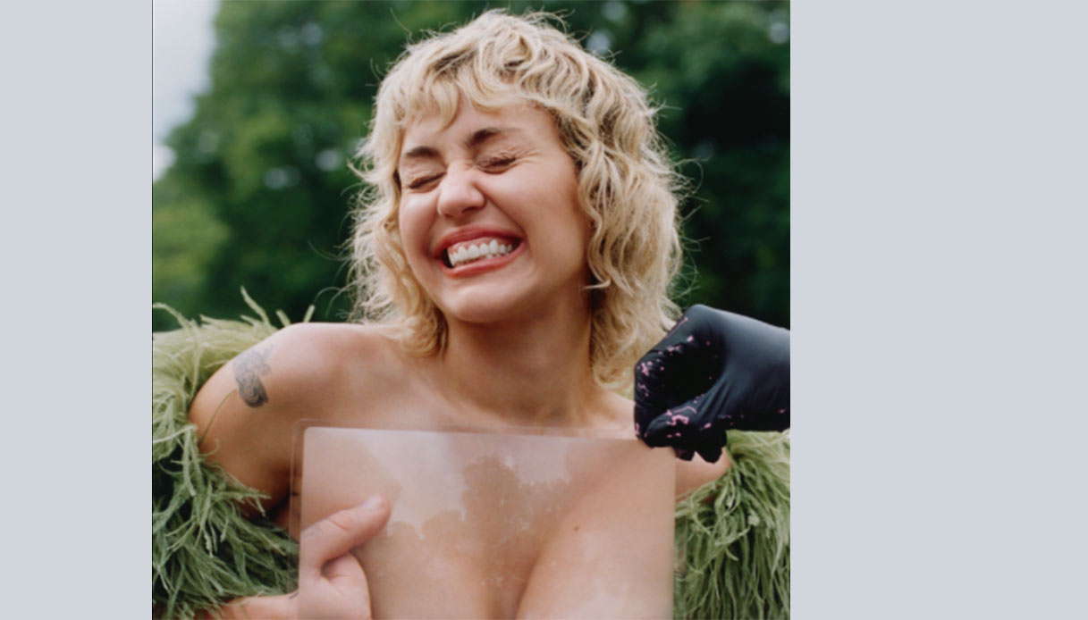 Miley Cyrus in topless su Interview: 