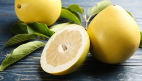 Pomelo: proprietà, benefici e come si mangia