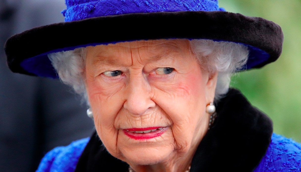 Paura per la Regina Elisabetta, cancellate le visite: deve stare a riposo