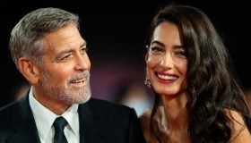 Amal Clooney divina con l’abito di paillettes e piume. E George la salva