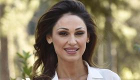 Scene da un matrimonio, il look di Anna Tatangelo in perfetto stile bon ton