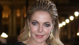 Claudia Gerini, abito in pizzo nero e spacco alla Festa del Cinema di Roma
