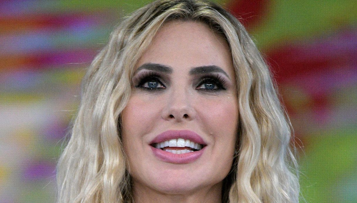 Star in the star, è Ilary la vera protagonista: in giallo è esplosiva