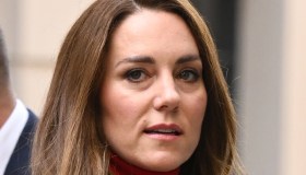 Kate Middleton osa col rosso: maxi gonna e dolcevita aderente che svela la lingerie