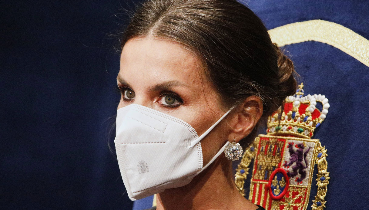 Letizia di Spagna, l’abito vintage è una favola ma non supera l’impaccio