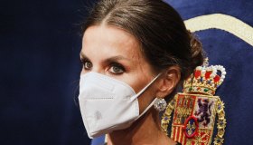 Letizia di Spagna, l’abito vintage è una favola ma non supera l’impaccio