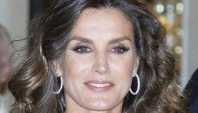 Letizia di Spagna punta sul maxi tailleur pantalone ma sbaglia le misure