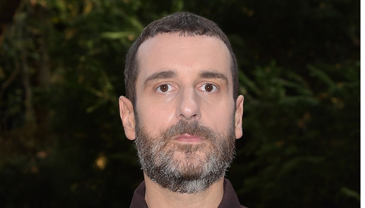 Pechino Express, perché Costantino della Gherardesca è in sedia a rotelle