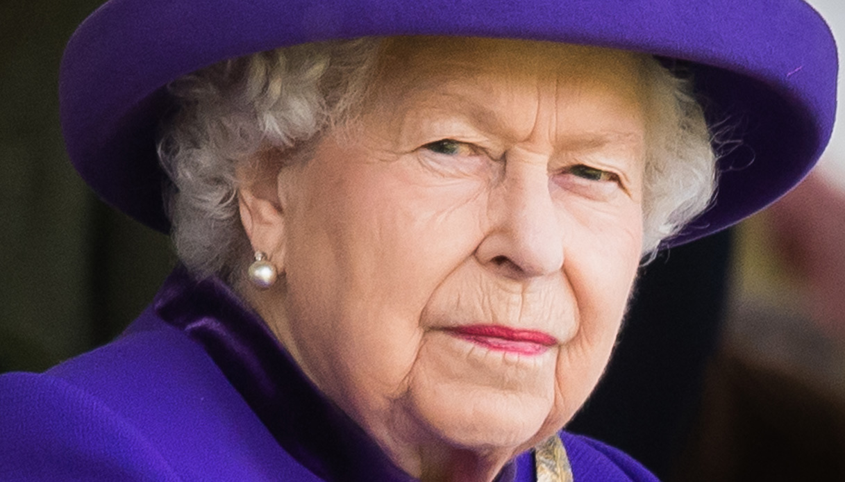 La Regina Elisabetta in ospedale, il Palazzo sotto accusa