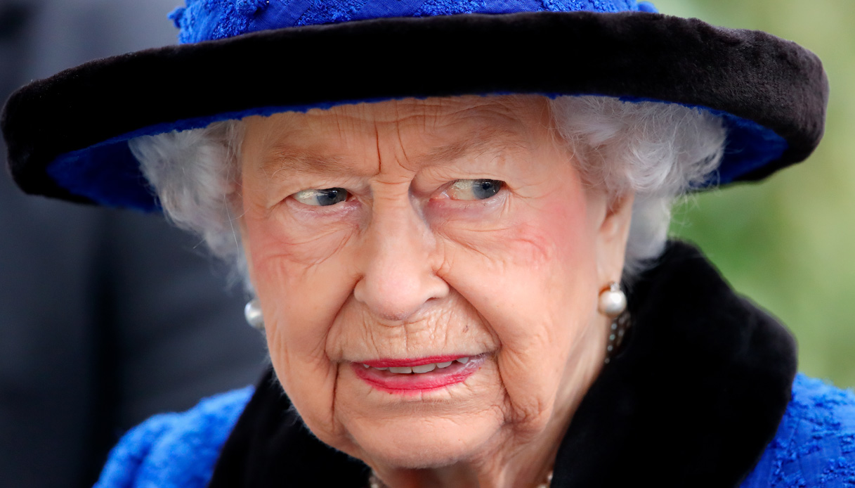 La Regina Elisabetta annulla il viaggio in Irlanda del Nord: il motivo crea agitazione