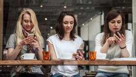 Guardi sempre il cellulare quando sei in compagnia? Il motivo potrebbe stupirti