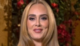 Adele come Cupido: la romantica proposta di matrimonio durante il concerto