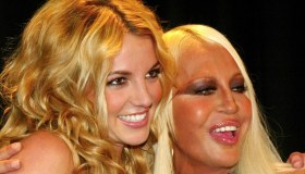 Britney Spears, l’abito da sposa parla italiano: sarà di Versace