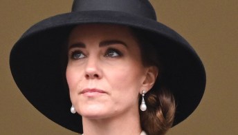 Kate Middleton elegantissima al Remembrance Sunday. E Carlo sostituisce la Regina