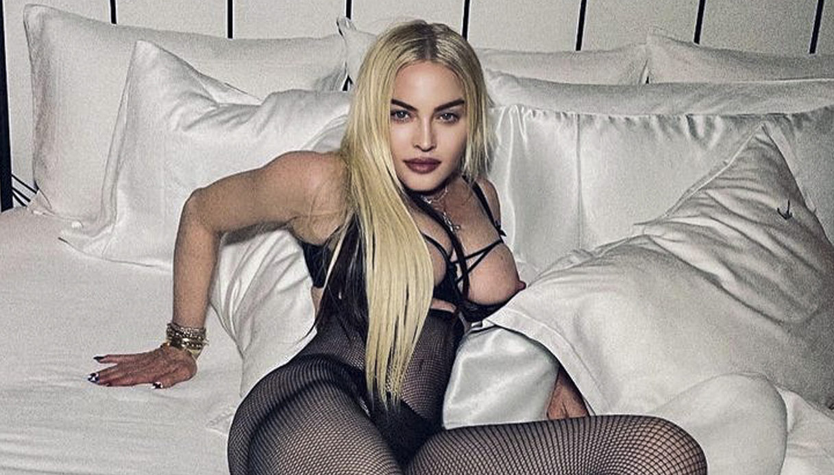 Madonna fuori di seno su Instagram