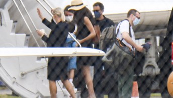 George e Amal Clooney coi figli sul jet: lei in mini dress e sandali flat