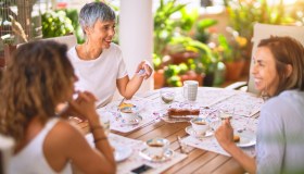 Affrontare la vecchiaia insieme alle amiche è bellissimo. Questa storia lo conferma