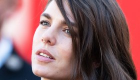 Charlotte Casiraghi è tornata e fa dimenticare il dramma di Charlene di Monaco